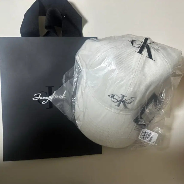 [SOLD OUT] 캘빈클라인 CK 정국 콜라보 볼캡 화이트(미개봉)