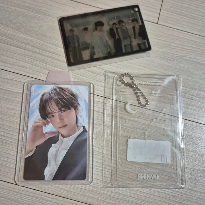 [SOLD OUT] 투어스 신유 위버스 특전 포카 + 별자리 홀더+앨포 일괄