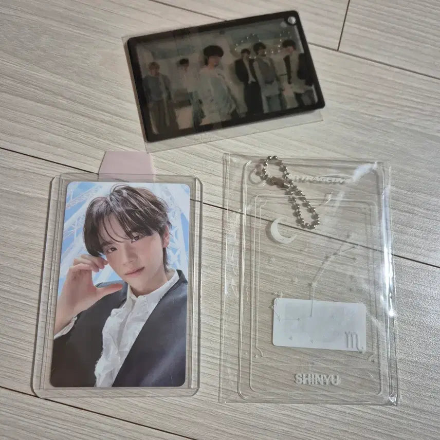 [SOLD OUT] 투어스 신유 위버스 특전 포카 + 별자리 홀더+앨포 일괄