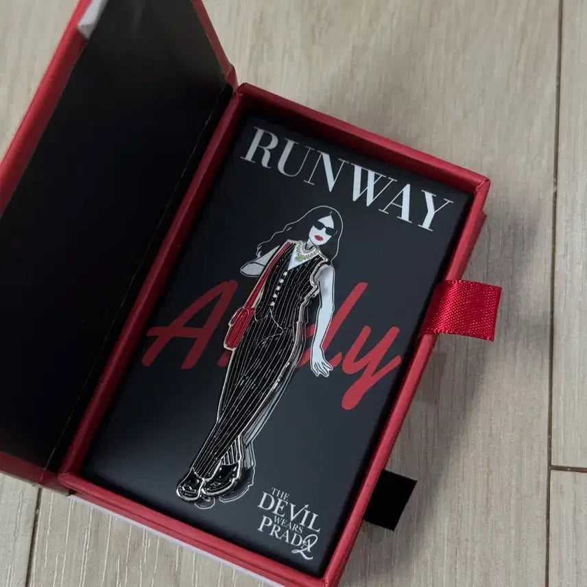 [BUNJANG] The Devil Wears Prada 2 Pin (Andy) / 악마는 프라다를 입는다 2 뱃지 (앤디)