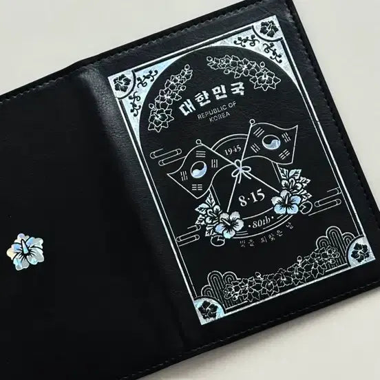 [BUNJANG] Aladdin 80th Anniversary Liberation Day Passport Wallet - Black (Unused) / 알라딘 광복절 80주년 기념 여권지갑 블랙 (미사용)
