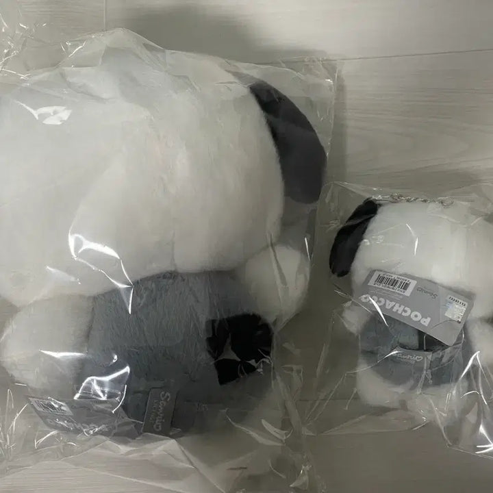 [BUNJANG] Sanrio Pochacco Monotone Gray Set (25cm &amp; 13cm Dolls &amp; Keyring) / (세트) 산리오 모노톤 그레이 흑백 포차코 25cm 13cm 인형 키링