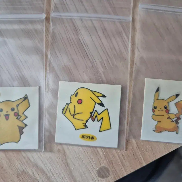 [BUNJANG] 1999 Shani Pikachu &amp; Raichu 3-Piece Stickers (Sealed &amp; Unsealed) / 1999년 샤니 구버젼 띠부씰 피카츄3종+라이츄