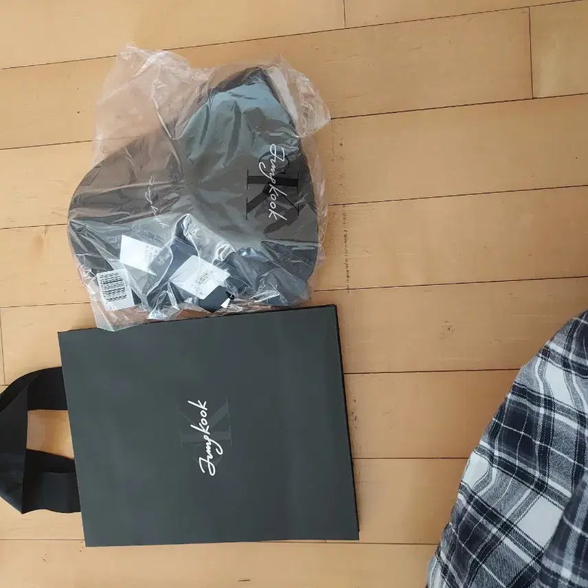 [BUNJANG] Calvin Klein Jungkook Collaboration Cap / 정국X ck  티셔츠 성수구입 s