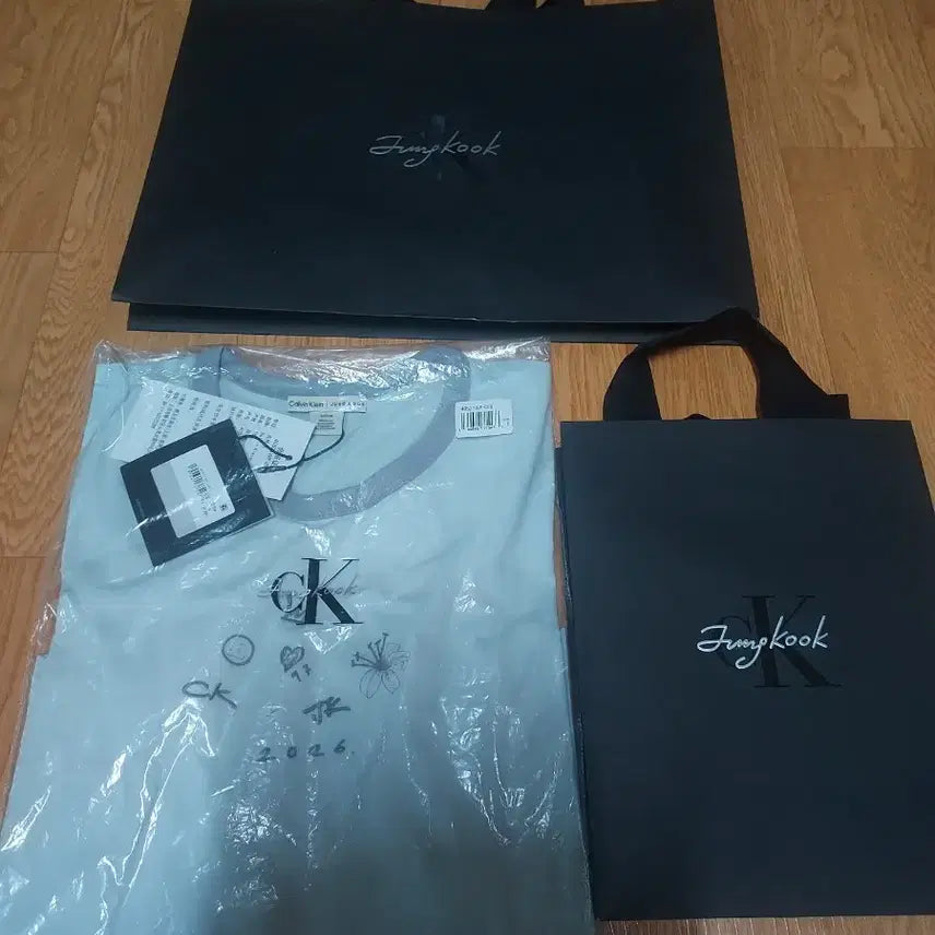 [SOLD OUT] 정국X ck  티셔츠 성수구입 s +성수 종이백 2개