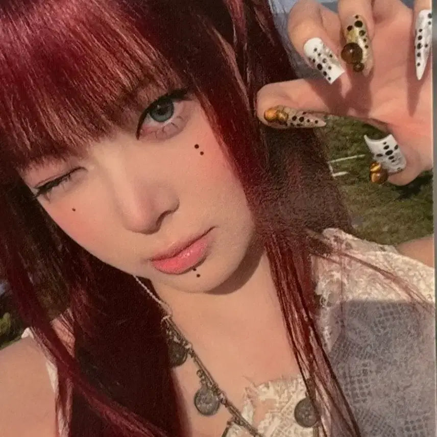 [BUNJANG] LE SSERAFIM Hong Eunchae PUREFLOW Studio Photocard / 르세라핌 LESSERAFIM PUREFLOW 공방 포카 홍은채