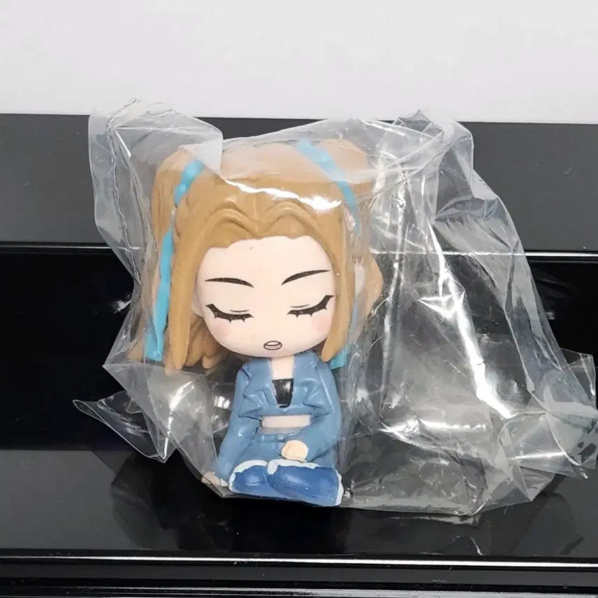 [BUNJANG] LE SSERAFIM Huh Yunjin "Shoulder Bump" Gacha Figure / 르세라핌 허윤진 어깨쿵 피규어 가챠
