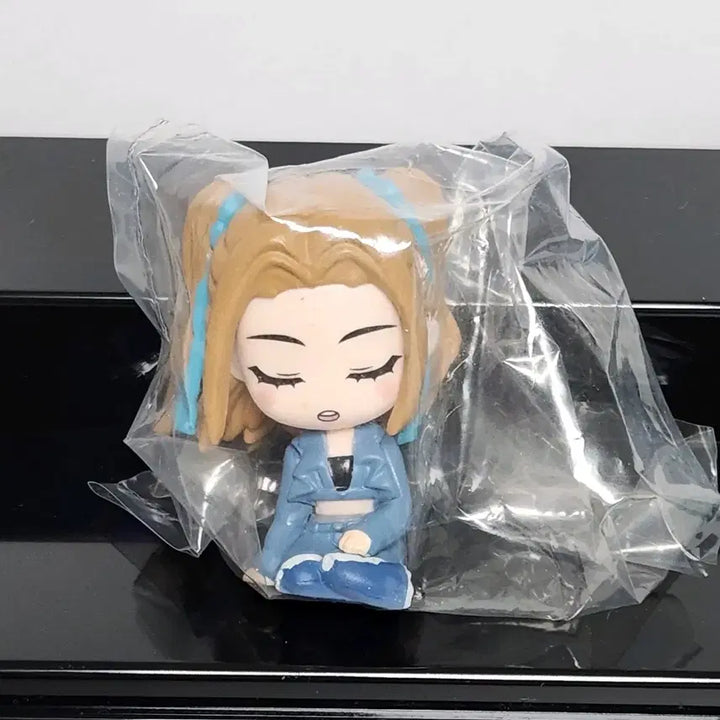 [BUNJANG] LE SSERAFIM Huh Yunjin "Shoulder Bump" Gacha Figure / 르세라핌 허윤진 어깨쿵 피규어 가챠