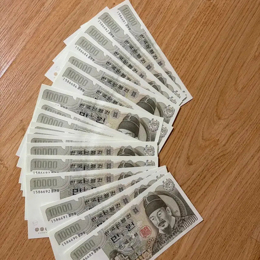 [BUNJANG] Old Korean Won Banknotes - Uncirculated 4th Issue Consecutive Serial Numbers (20 notes) / 옛날돈 구권 미사용 4차 연번20번 20장  만원권