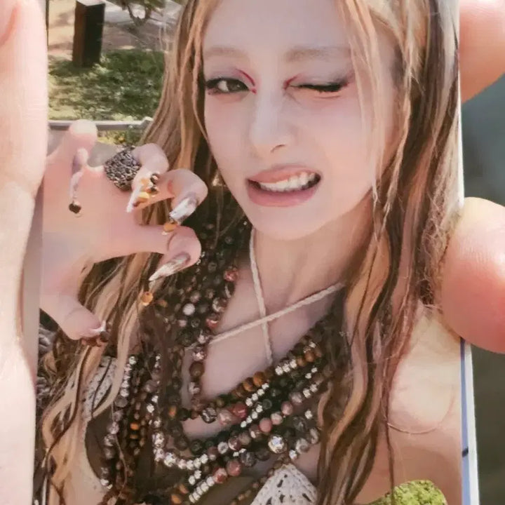 [BUNJANG] LE SSERAFIM Huh Yunjin Studio Photocard / 르세라핌 붐팔라 허윤진 공방포카 양도