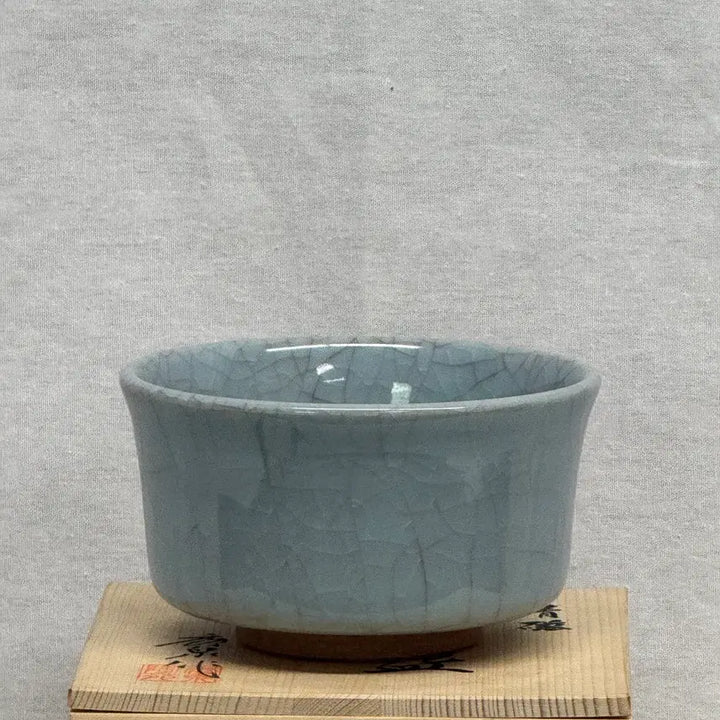 [BUNJANG] Japanese Celadon Tea Bowl (Chawan) with Ice Crackle Glaze and Paulownia Box / 일본 청자 다완 비색 빙렬 찻사발 오동나무 박스 풀구성