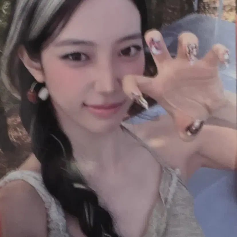 [BUNJANG] LE SSERAFIM Kazuha BoomPala 1st Week Studio Photocard / 르세라핌 카즈하 붐팔라 1주차 공방 포카 LESSERAFIM KAZUHA