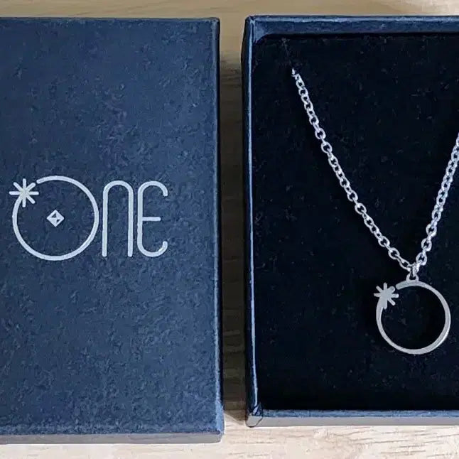 [BUNJANG] IZ*ONE Necklace / Lightstick Keyring Bundle Set / 아이즈원 목걸이 / 응원봉 키링