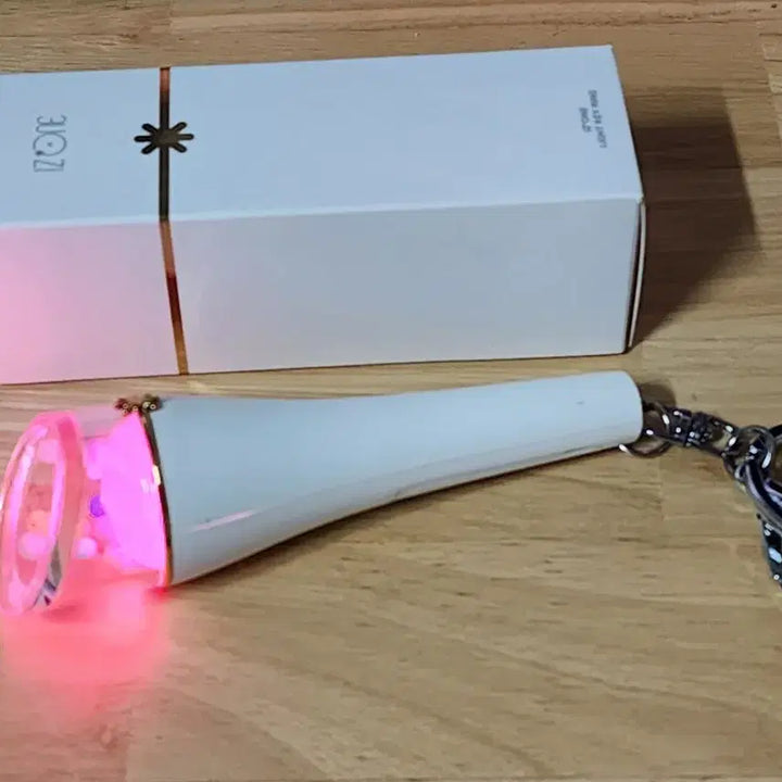 [BUNJANG] IZ*ONE Necklace / Lightstick Keyring Bundle Set / 아이즈원 목걸이 / 응원봉 키링