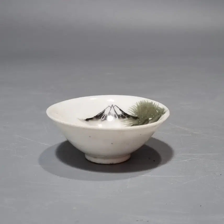 [BUNJANG] Japanese Antique Porcelain Sake Cup with Crane and Pine Motif / 일본 골동 잔
