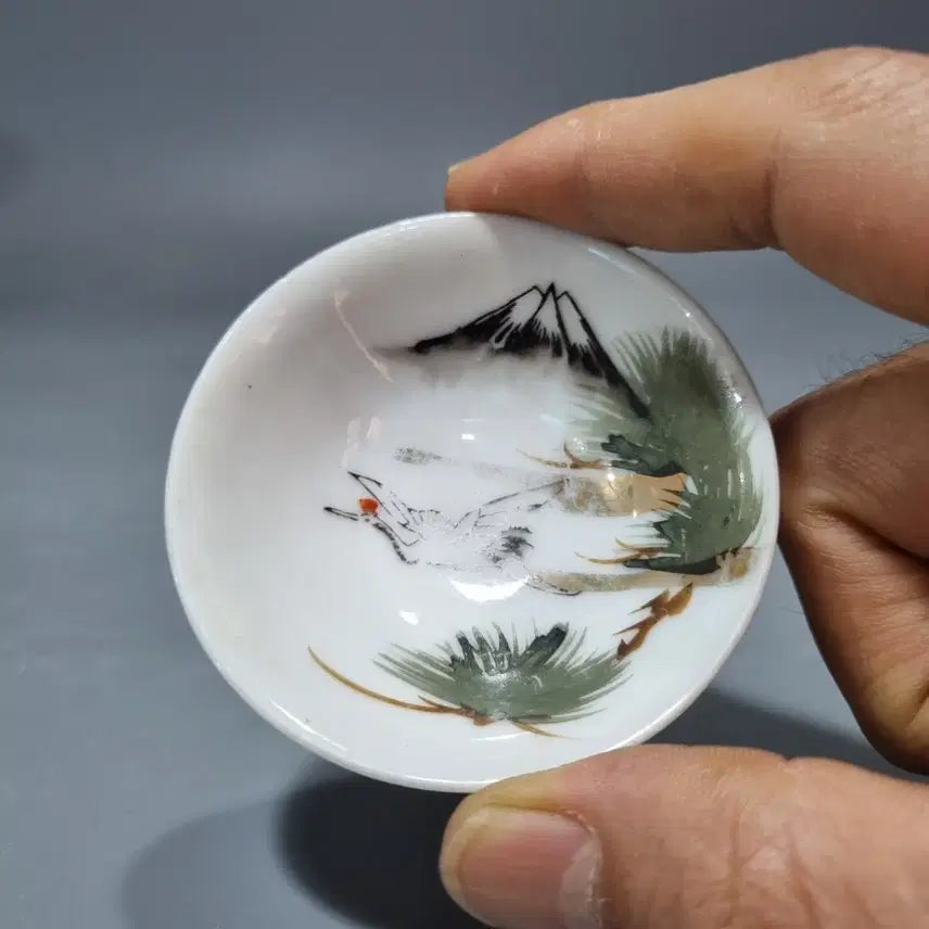[BUNJANG] Japanese Antique Porcelain Sake Cup with Crane and Pine Motif / 일본 골동 잔