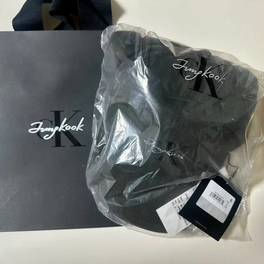 [SOLD OUT] 캘빈클라인 CK 정국 콜라보 볼캡 블랙(미개봉)