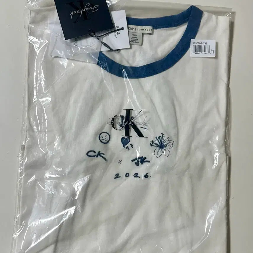[SOLD OUT] 캘빈클라인 CK 정국 콜라보 그래픽 링거 베이비 반팔 티셔츠(미개봉)