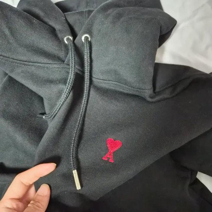 [BUNJANG] AMI Small Heart Black Hoodie / [병행]아미 스몰 하트 블랙 후드티