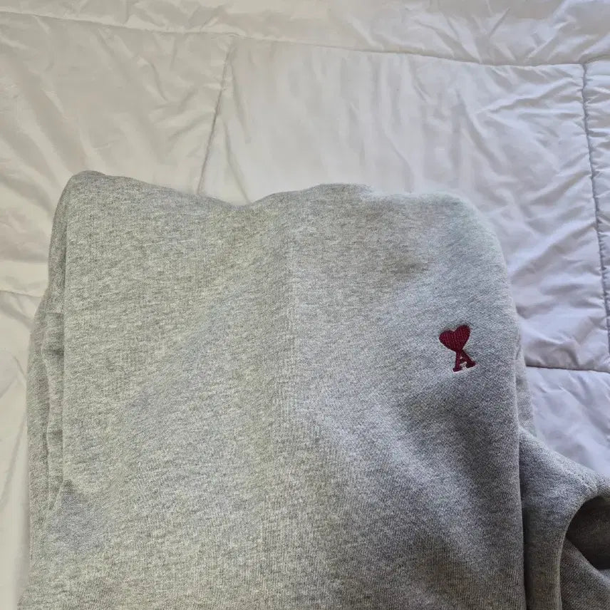 [BUNJANG] AMI Paris Small Heart Logo Embroidered Hoodie Grey / [병행]아미 스몰 하트 자수 후드티 그레이