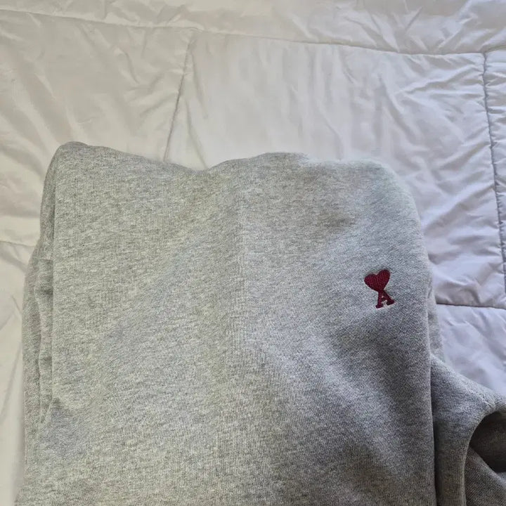 [BUNJANG] AMI Paris Small Heart Logo Embroidered Hoodie Grey / [병행]아미 스몰 하트 자수 후드티 그레이