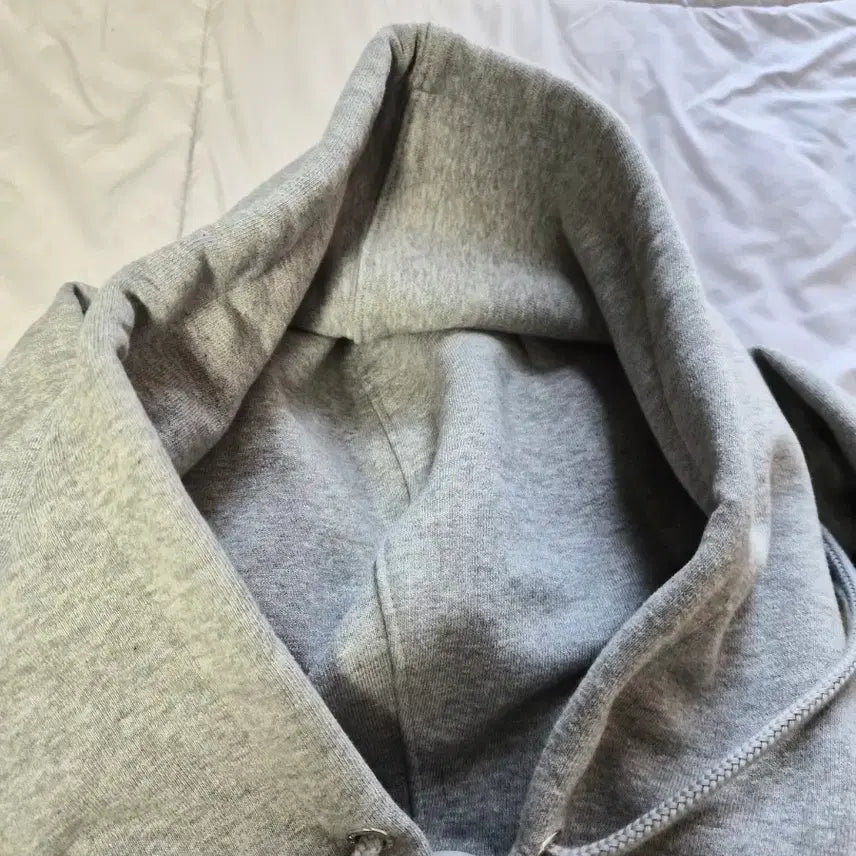 [BUNJANG] AMI Paris Small Heart Logo Embroidered Hoodie Grey / [병행]아미 스몰 하트 자수 후드티 그레이