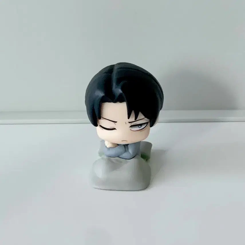[BUNJANG] Attack on Titan Levi Onemutan Gacha Figure / 진격의 거인 리바이 오네무탄 가챠
