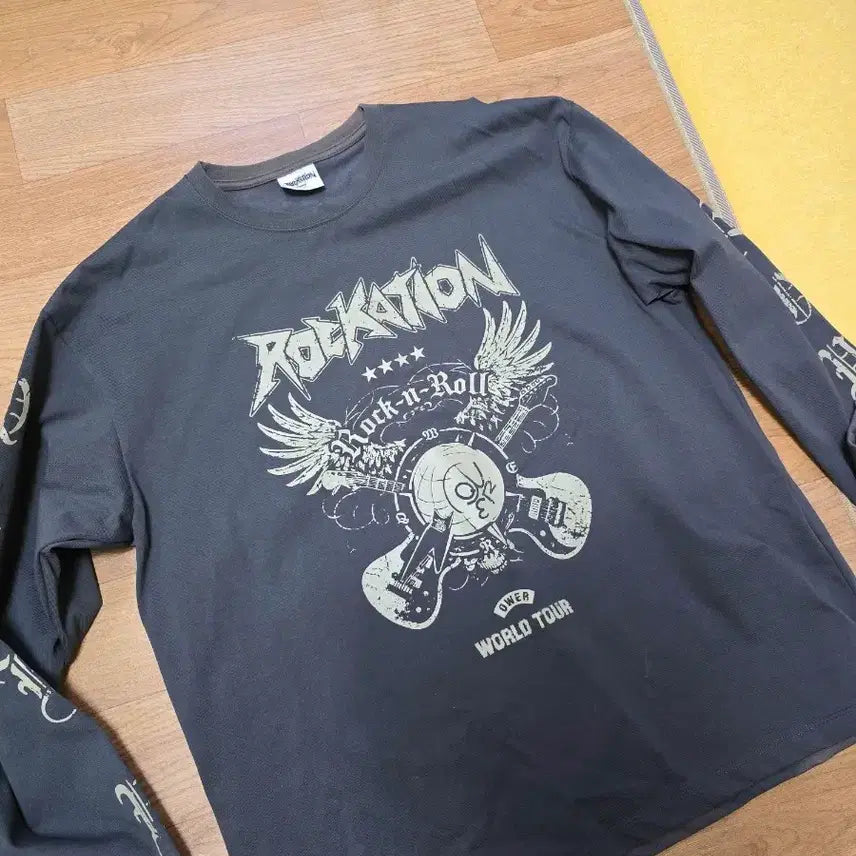 [BUNJANG] QWER 1st World Tour Long Sleeve T-Shirt Size 2 / QWER 1ST 월드투어 MD 긴팔 티셔츠 2size