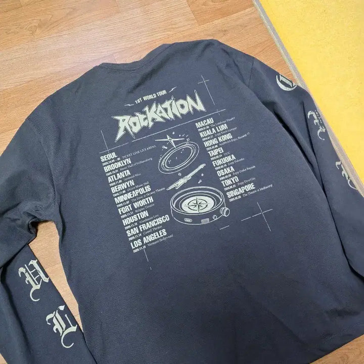 [BUNJANG] QWER 1st World Tour Long Sleeve T-Shirt Size 2 / QWER 1ST 월드투어 MD 긴팔 티셔츠 2size