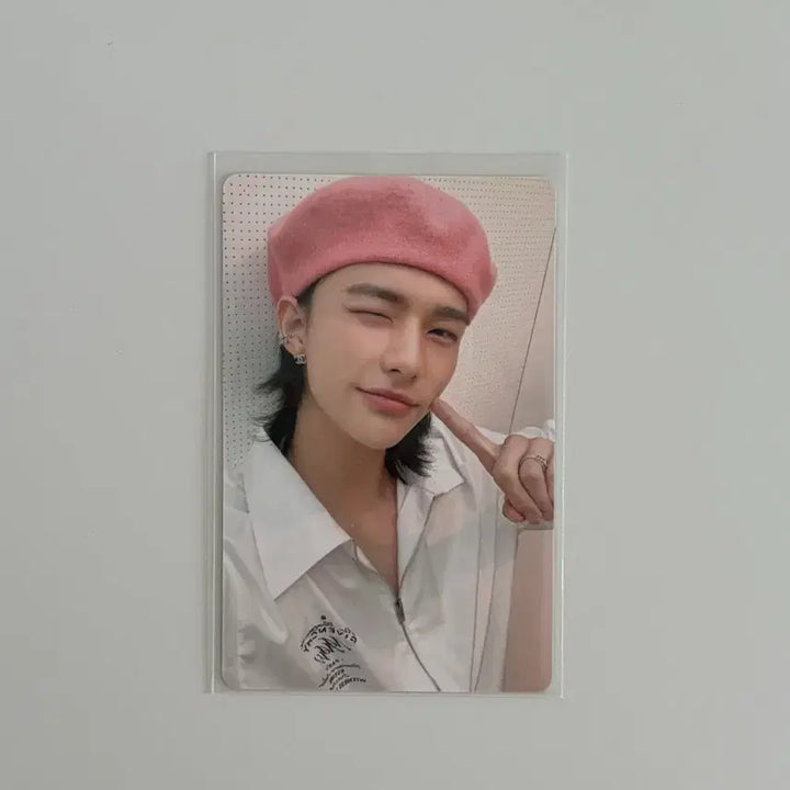 [BUNJANG] Stray Kids Hyunjin Iz*We Beret Photocard POB / 현진 이즈위 베레모 포카 미공포 스키즈