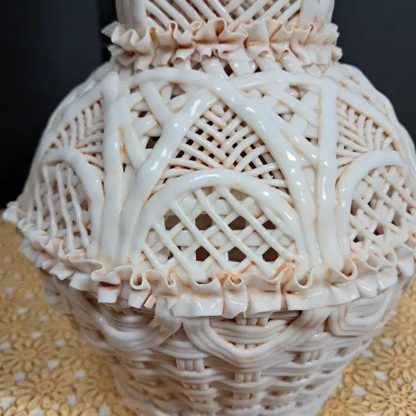 [BUNJANG] White Ceramic Lace Vase (Approx. 28cm Height) / 화이트 도자기 레이스 짜임 화병(높이약 28cm)