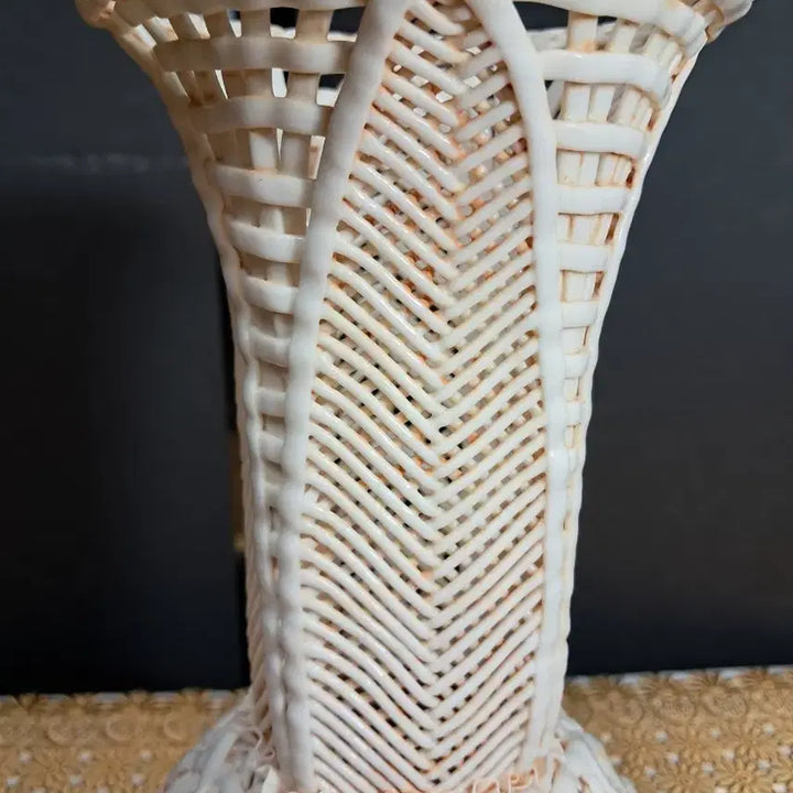 [BUNJANG] White Ceramic Lace Vase (Approx. 28cm Height) / 화이트 도자기 레이스 짜임 화병(높이약 28cm)