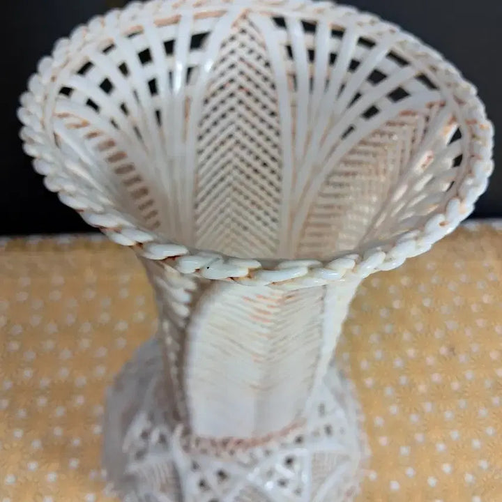 [BUNJANG] White Ceramic Lace Vase (Approx. 28cm Height) / 화이트 도자기 레이스 짜임 화병(높이약 28cm)