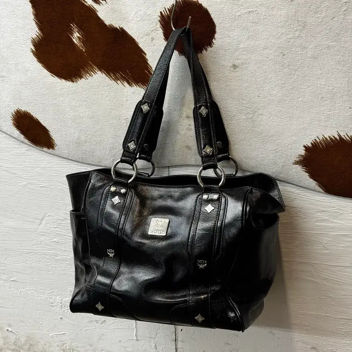 [SOLD OUT] MCM 레더 스터드 숄더백 블랙 (OS)