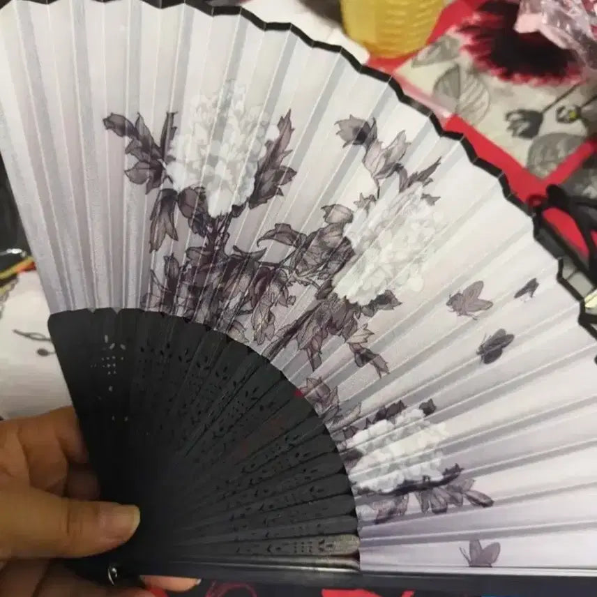 [BUNJANG] Chrysanthemum Oak Folding Fan with Tassel / 정가8.9 새거 적힌가격택포 고급 국화 참나무 부채 (고급스러움)