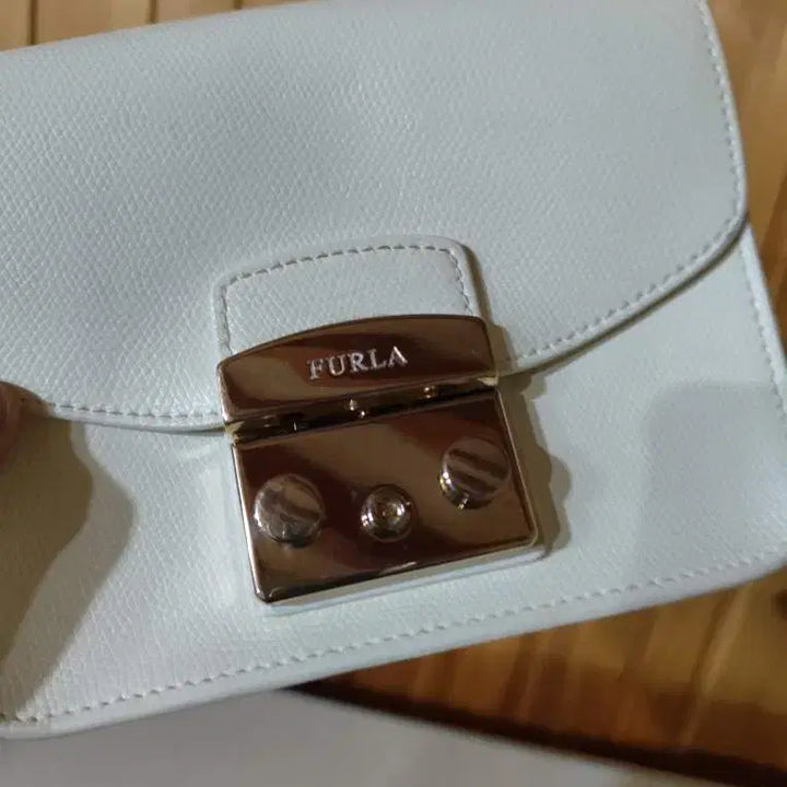 [BUNJANG] FURLA Metropolis Mini Leather Crossbody Bag / 훌라 메트로폴리스 미니 가죽 크로스백