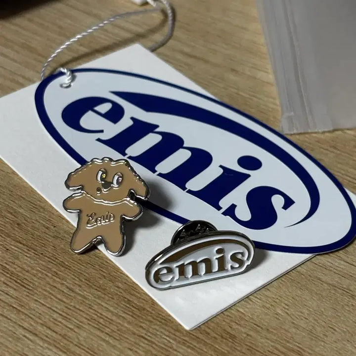 [BUNJANG] emis Logo Dog Genuine Badge Brooch Set / 이미스 emis 로고 강아지 정품 뱃지 브로치 새상품 모자 에코백 데코용