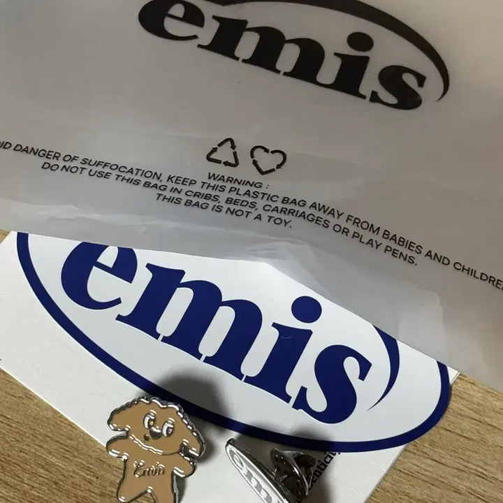 [BUNJANG] emis Logo Dog Genuine Badge Brooch Set / 이미스 emis 로고 강아지 정품 뱃지 브로치 새상품 모자 에코백 데코용
