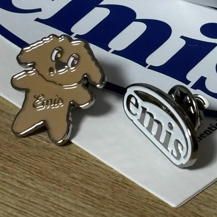 [BUNJANG] emis Logo Dog Genuine Badge Brooch Set / 이미스 emis 로고 강아지 정품 뱃지 브로치 새상품 모자 에코백 데코용