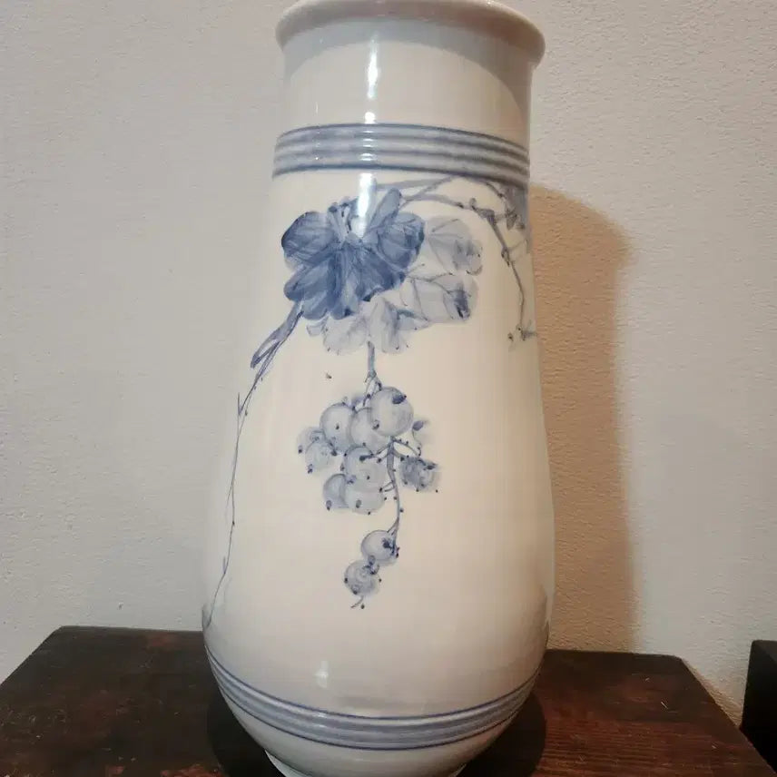 [BUNJANG] Unsigned Celadon Porcelain Large Vase with Grape Motif / [대형 화병] 세월의 멋을 품은 작가 미상 청화 포도문 대호