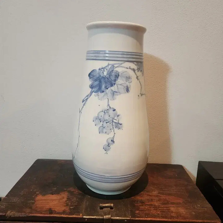 [BUNJANG] Unsigned Celadon Porcelain Large Vase with Grape Motif / [대형 화병] 세월의 멋을 품은 작가 미상 청화 포도문 대호