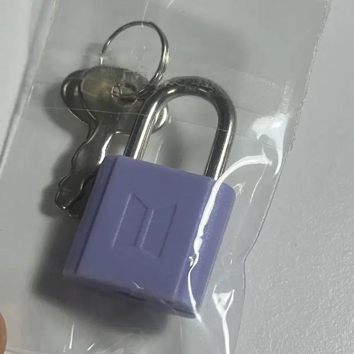 [BUNJANG] BTS Logo Mini Padlock &amp; Key Set / 방탄소년단 BTS 로고 미니 자물쇠 + 열쇠 세트