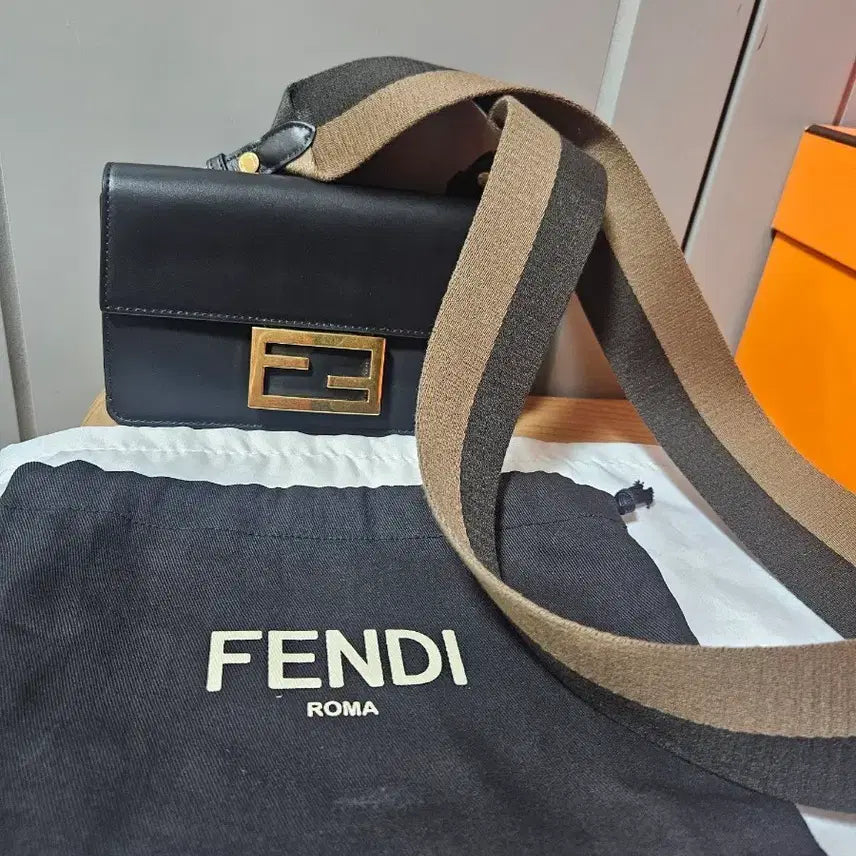 [BUNJANG] Fendi Baguette Bag Black Gold Logo Strap / 펜디 바게트백 블랙 금장 로고 스트랩 포함