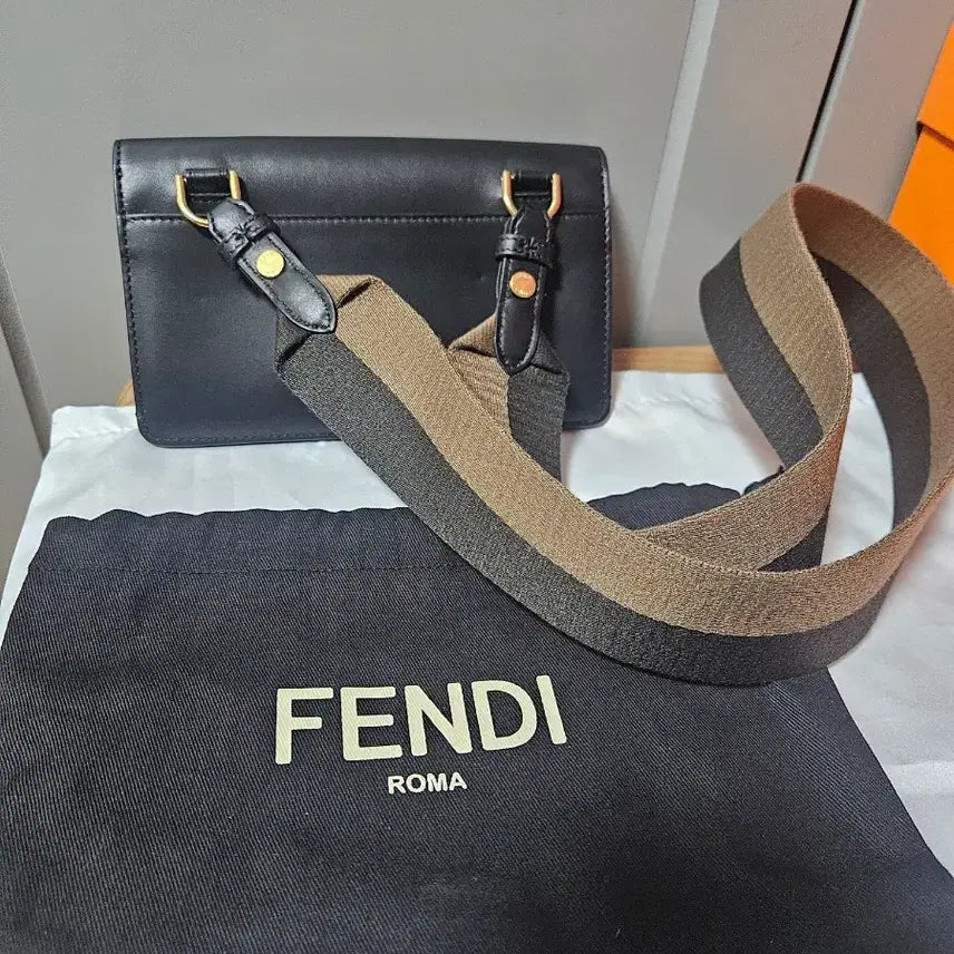 [BUNJANG] Fendi Baguette Bag Black Gold Logo Strap / 펜디 바게트백 블랙 금장 로고 스트랩 포함