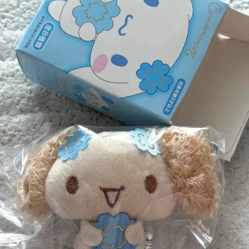 [BUNJANG] Cinnamoroll Chiffon Secret Mascot Brooch (Water Blue Clover) / 미개봉 시나모롤 쉬폰 시크릿 마스코트 브로치 물빛클로버 인형 뱃지
