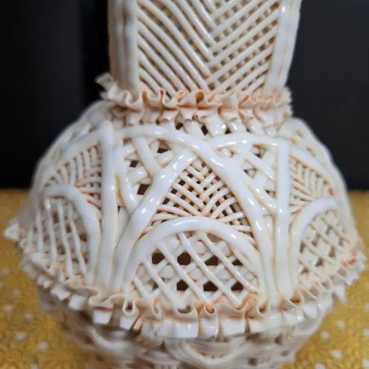 [BUNJANG] Filigree Openwork Ceramic Vase (Approx. 28cm Height) / 투각 망사도자기 짜임 화병(높이약 28cm)