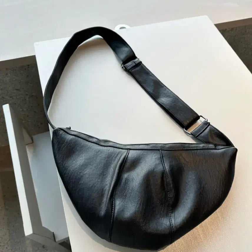 [BUNJANG] Half Moon Leather Crossbody Bag (2 Colors) / 크로와상 반달 레더 가죽 크로스백 (2C)