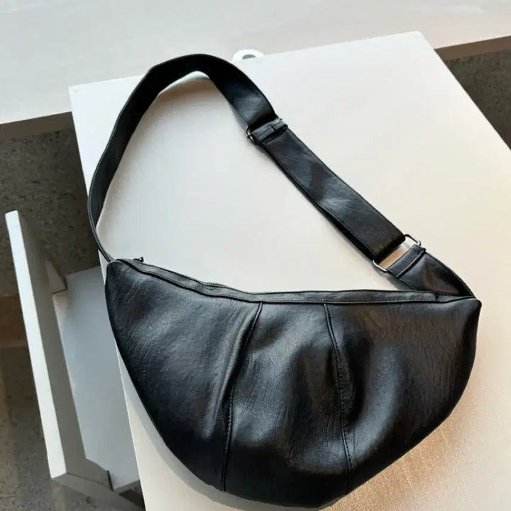 [BUNJANG] Half Moon Leather Crossbody Bag (2 Colors) / 크로와상 반달 레더 가죽 크로스백 (2C)