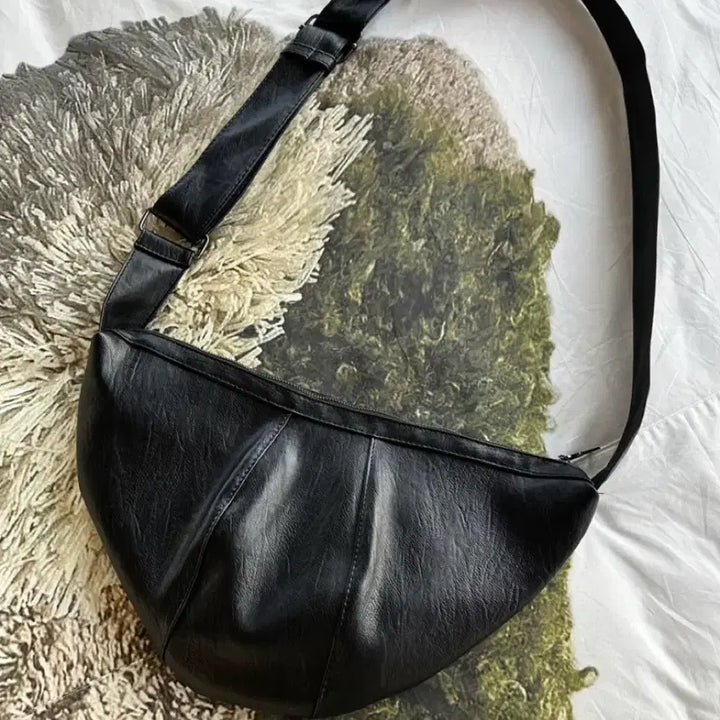 [BUNJANG] Half Moon Leather Crossbody Bag (2 Colors) / 크로와상 반달 레더 가죽 크로스백 (2C)