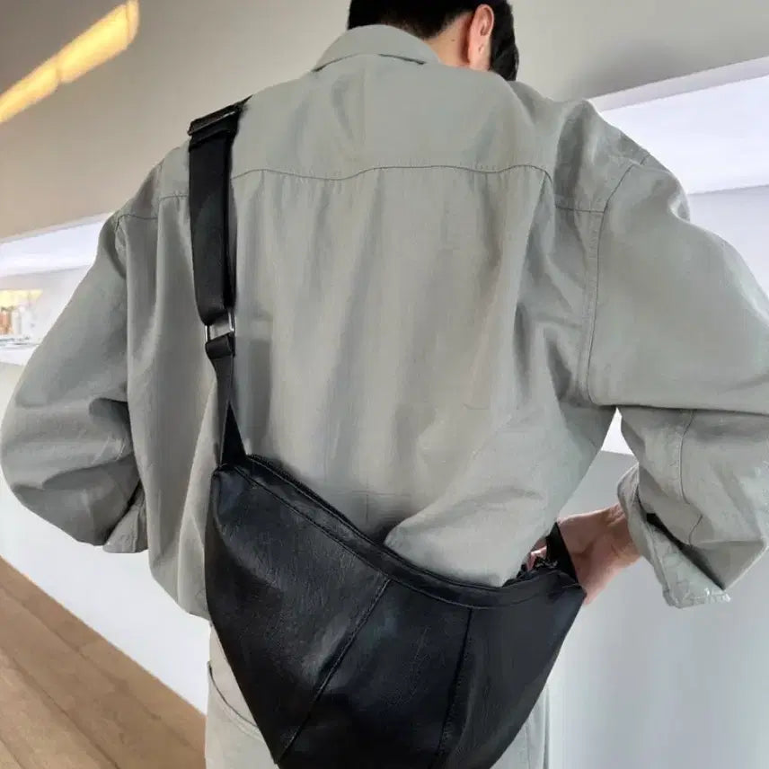 [BUNJANG] Half Moon Leather Crossbody Bag (2 Colors) / 크로와상 반달 레더 가죽 크로스백 (2C)